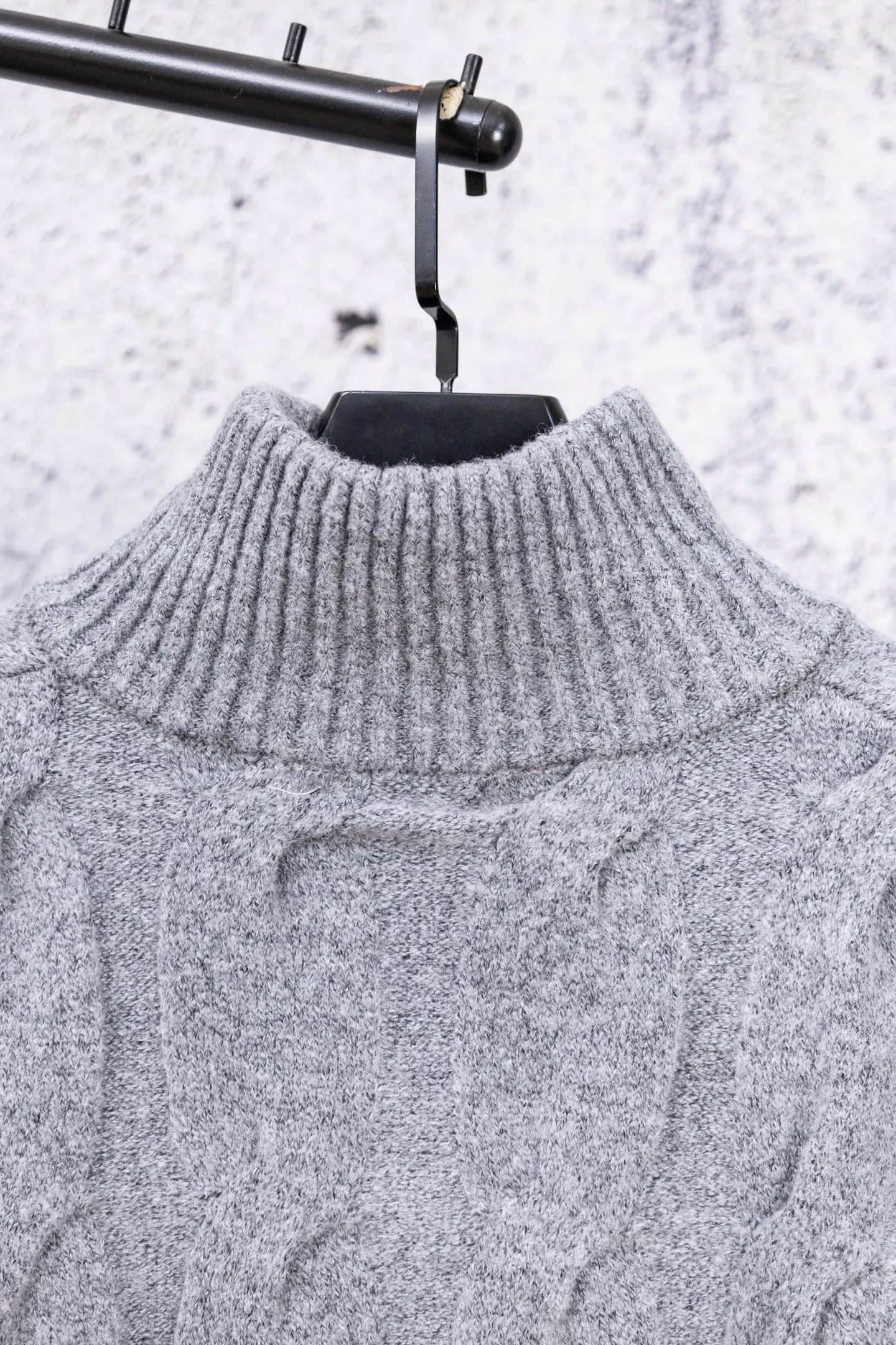 P190 Ralph Lauren 2026 new blended twist craft autumn and winter high-quality double zipper stand collar knitted cardigan jacket. Its design is really amazing. The blended twist craft makes it full of texture. The double zipper stand collar design is not only warm but also super stylish. Wearing it instantly enhances your temperament. Whether it is paired with a dress or jeans, it can be easily worn, showing a high-end feel in autumn and winter. The colors are also super nice, and each one is super elegant. Wearing them while walking on the street will turn heads 100% of the time. 🎺 This autumn and winter, buy yourself a warm and fashionable jacket, so that you can look beautiful in the cold weather. Size: S M L Color: Beige Black Gray